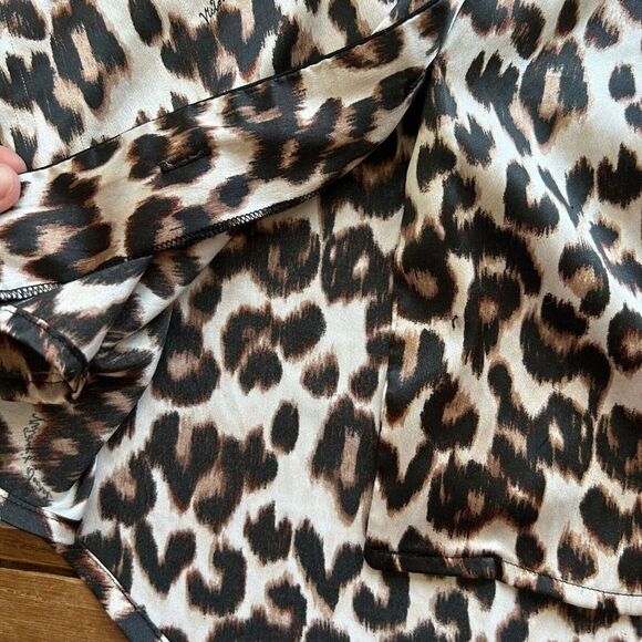 Victoria's Secret Medium Leopard Print Pajama Top - Flawed Missing Buttons - Picture 11 of 12